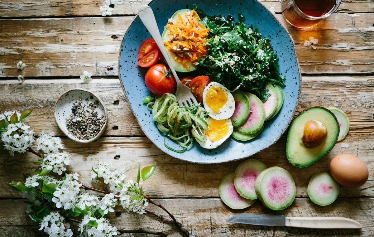 بشقاب متعادل شامل سبزیجات، تخممرغ و مواد غذایی تازه